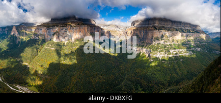 Blick über das Ordesa-Tal von Faja Pelay, Parque Nacional de Ordesa y Monte Perdido, Pyrenäen, Huesca, Aragon, Spanien, Europa. Stockfoto