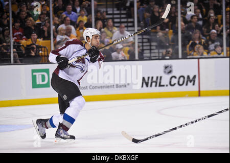 10. Oktober 2011 - Boston, Massachusetts, löscht USA - Colorado Avalanche Verteidiger Kyle Quincey (27) den Puck. Die Colorado Avalanche Niederlage der Boston Bruins 1 - 0 im TD Garden. (Bild Kredit: Geoff Bolte/Southcreek/ZUMAPRESS.com ©) Stockfoto