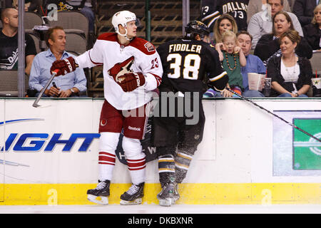 10. Oktober 2011 - Dallas, Texas, US - A-Kollision zwischen Phoenix Coyotes Verteidiger Oliver Ekman-Larsson (23) und Dallas Stars nach vorn Vernon Fiddler (38) erschrecken Fans während der Aktion zwischen den Dallas Stars und die Phoenix Coyotes.  Dallas besiegt Phoenix bei einem Schusswechsel 2-1 im American Airlines Center. (Kredit-Bild: © Andrew Dieb/Southcreek/ZUMAPRESS.com) Stockfoto