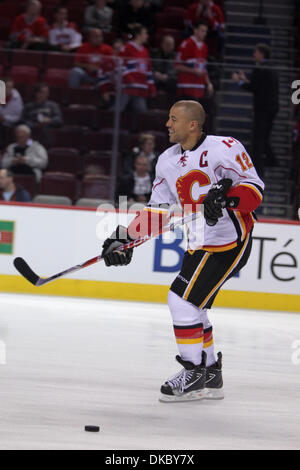 13. Oktober 2011 leiten - Montreal, Quebec, Kanada - Calgary Flames Jarome Iginla (12) vor dem Spiel Skate vor den Montréal Canadiens nach Hause Saisonauftakt gegen die Calgary Flames im Centre Bell. (Kredit-Bild: © Phillippe Champoux/Southcreek/ZUMAPRESS.com) Stockfoto