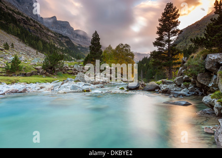 Gradas de Soaso, Fluss Arazas in Valle de Ordesa, Parque Nacional de Ordesa y Monte Perdido, Pyrenäen. Stockfoto