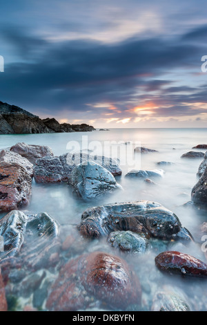 Sonnenaufgang über dem kleinen Bucht, Cadgwith, Cornwall, England, Vereinigtes Königreich, Europa. Stockfoto