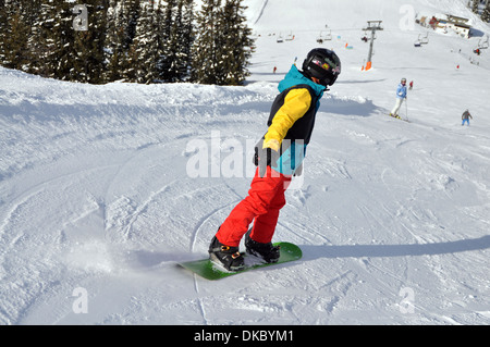 Zwölf Jahre alter Junge Snowboarden, am Zell See, Österreich. Stockfoto