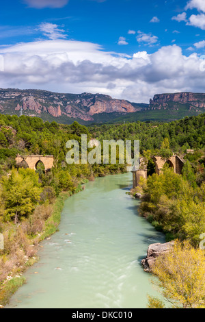 Zerstörte Brücke über den Fluss Gallego in den spanischen Pyrenäen, Huesca Provinz, Spanien, Europa. Stockfoto