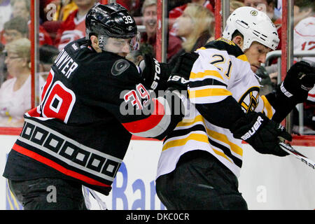 12. Oktober 2011 - Raleigh, North Carolina, USA - Carolina Hurricanes rechts Flügel Patrick Dwyer (39) und Boston Bruins Verteidiger Andrew Ference (21) Hurricanes besiegten die Bruins 3-2 im RBC Center in Raleigh, North Carolina. (Kredit-Bild: © Anthony Barham/Southcreek/ZUMAPRESS.com) Stockfoto
