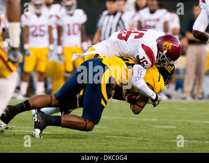 13. Oktober 2011 - San Francisco, CA, USA - USC Anthony Brown kuppelt CALs Keenan Allen bei USC 30-9-Sieg. Cal Vs USC Fußball im Park AT & T Donnerstag, 13. Oktober 2011. Marty Bicek/ZumaPress.com (Kredit-Bild: © Marty Bicek/ZUMAPRESS.com) Stockfoto