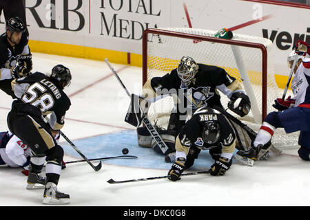 13. Oktober 2011 - Pittsburgh, Pennsylvania, USA - ist der Puck locker vor Pittsburgh Torwart Brent Johnson (1) während der zweiten Periode gegen Washington.  Die Washington Capitals besiegten die Pittsburgh Penguins 3-2 in Überstunden im CONSOL Energy Center in Pittsburgh, Pennsylvania. (Kredit-Bild: © Frank Jansky/Southcreek/ZUMAPRESS.com) Stockfoto