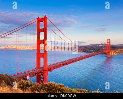 San Francisco Golden Gate Bridge von den Marin HEADLANDS während des Tages mit Verkehr über die Brücke San Francisco California USA Stockfoto