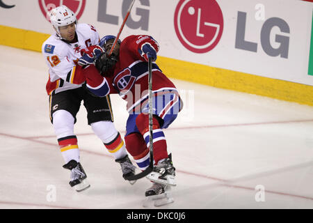 13. Oktober 2011 weiter - Montreal, Quebec, Kanada - Calgary Flames Jarome Iginla (12) Schlachten mit Montreal Canadiens Defenceman p.k. Subban (76) in der dritten Periode Spielaktion bei den Montréal Canadiens nach Hause Saisonauftakt gegen die Calgary Flames im Centre Bell. Calgary gewann 4: 1. (Kredit-Bild: © Phillippe Champoux/Southcreek/ZUMAPRESS.com) Stockfoto