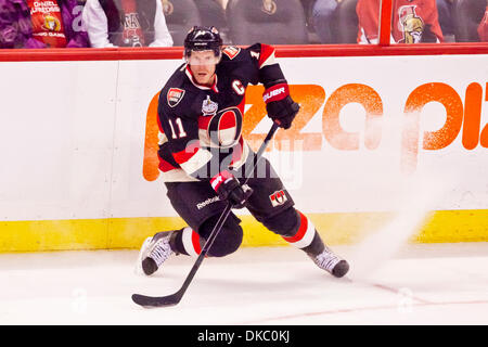 13. Oktober 2011 - Ottawa, Ottawa, Kanada - 13. Oktober 2011: Daniel Alfredsson(11) während der Aktion zwischen den Ottawa Senators und die Colorado Avalanche in Ottawa, Ontario, Kanada. (Kredit-Bild: © Leon Switzer/Southcreek/ZUMAPRESS.com) Stockfoto