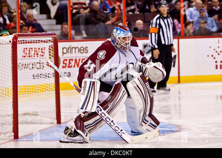 13. Oktober 2011 - Ottawa, Ottawa, Kanada - 13. Oktober 2011: J.s. Giguere während Aktion zwischen den Ottawa Senators und die Colorado Avalanche in Ottawa, Ontario, Kanada. (Kredit-Bild: © Leon Switzer/Southcreek/ZUMAPRESS.com) Stockfoto