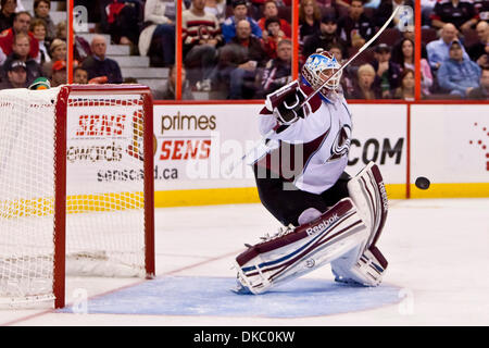 13. Oktober 2011 - Ottawa, Ottawa, Kanada - 13. Oktober 2011: J.s. Giguere während Aktion zwischen den Ottawa Senators und die Colorado Avalanche in Ottawa, Ontario, Kanada. (Kredit-Bild: © Leon Switzer/Southcreek/ZUMAPRESS.com) Stockfoto