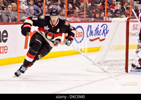 13. Oktober 2011 - Ottawa, Ottawa, Kanada - 13. Oktober 2011: Jason Spezza(19) während der Aktion zwischen den Ottawa Senators und die Colorado Avalanche in Ottawa, Ontario, Kanada. (Kredit-Bild: © Leon Switzer/Southcreek/ZUMAPRESS.com) Stockfoto