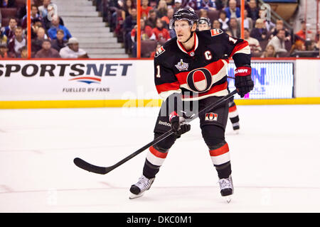 13. Oktober 2011 - Ottawa, Ottawa, Kanada - 13. Oktober 2011: Daniel Alfredsson(11) während der Aktion zwischen den Ottawa Senators und die Colorado Avalanche in Ottawa, Ontario, Kanada. (Kredit-Bild: © Leon Switzer/Southcreek/ZUMAPRESS.com) Stockfoto