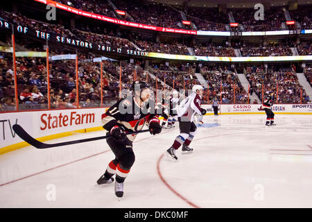 13. Oktober 2011 - Ottawa, Ottawa, Kanada - 13. Oktober 2011: Daniel Alfredsson(11) während der Aktion zwischen den Ottawa Senators und die Colorado Avalanche in Ottawa, Ontario, Kanada. (Kredit-Bild: © Leon Switzer/Southcreek/ZUMAPRESS.com) Stockfoto