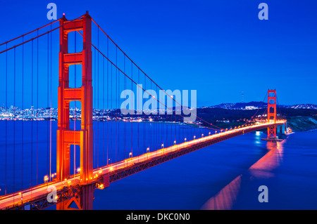 San Francisco Golden Gate Bridge bei Nacht mit Ampel Routen über die Brücke San Francisco Kalifornien, USA Stockfoto