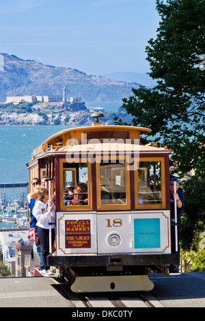 San Francisco Cable cars mit Alcatraz-Insel in der Bucht hinter Kalifornien USA Vereinigte Staaten von Amerika Stockfoto
