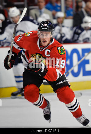 13. Oktober 2011 - Chicago, Illinois, USA - Chicago Zentrum Jonathan Toews (19) während der NHL-Spiel zwischen den Chicago Blackhawks und die Winnipeg Jets im United Center in Chicago, IL. Die Blackhawks besiegt die Jets 4-3. (Kredit-Bild: © John Rowland/Southcreek/ZUMAPRESS.com) Stockfoto