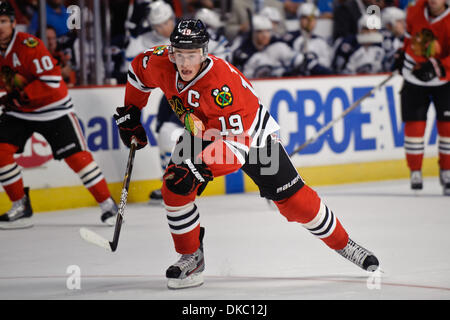 13. Oktober 2011 - Chicago, Illinois, USA - Chicago Zentrum Jonathan Toews (19) während der NHL-Spiel zwischen den Chicago Blackhawks und die Winnipeg Jets im United Center in Chicago, IL. Die Blackhawks besiegt die Jets 4-3. (Kredit-Bild: © John Rowland/Southcreek/ZUMAPRESS.com) Stockfoto