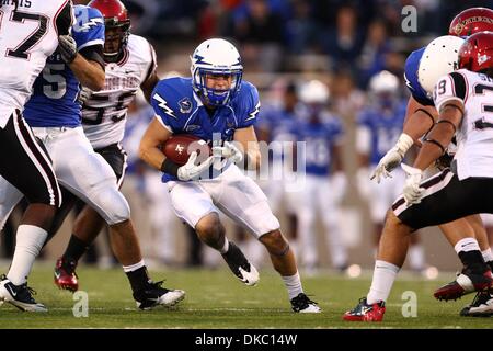 13. Oktober 2011 - Colorado Springs, Kolorado, US - Air Force Falcons Runningback läuft Cody Getz (28) durch eine Öffnung in der San Diego State Azteken-Verteidigung. Die Air Force Falcons gehostet San Diego State Azteken im Falcon Stadium in Colorado Springs, CO (Credit-Bild: © Jesaja Downing/Southcreek/ZUMApress.com) Stockfoto