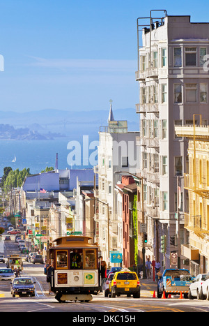 San Francisco Cable cars mit Alcatraz-Insel in der Bucht hinter Kalifornien USA Vereinigte Staaten von Amerika Stockfoto