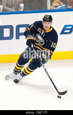 14. Oktober 2011 - Buffalo, New York, USA - Buffalo Sabres Verteidiger Christian Ehrhoff (#10) in Aktion während des Spiels gegen die Carolina Hurricanes an die First Niagara Center. Carolina gewann das Spiel 4: 3. (Kredit-Bild: © Mark Konezny/Southcreek/ZUMAPRESS.com) Stockfoto