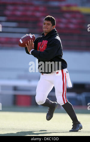 15. Oktober 2011 - Madison, Wisconsin, USA - Wisconsin Quarterback Russell Wilson #16 Praktiken vor dem Start des Spiels. Wisconsin Badgers veranstalten die Indiana Hoosiers im Camp Randall Stadium in Madison, Wisconsin. (Kredit-Bild: © John Fisher/Southcreek/ZUMAPRESS.com) Stockfoto