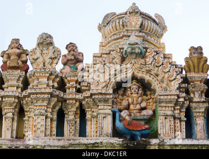 Göttin Saraswati mit ihrem Pfau-Mount in Bangalore. Stockfoto