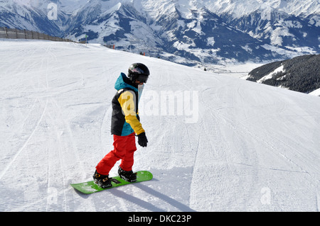 Snowboard Boy im österreichischen Skiort. Modell veröffentlicht Stockfoto