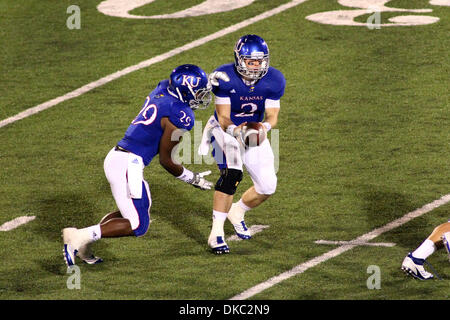 15. Oktober 2011 - Lawrence, Kansas, Vereinigte Staaten von Amerika - Kansas Jayhawks Quarterback Jordan Webb (2) Hände weg zu Kansas Jayhawks Runningback James Sims (29) während der ersten Hälfte Aktion. Die Oklahoma Sooners führen die Kansas Jayhawks 27-17 zur Halbzeit des Spiels im Memorial Stadium in Lawrence, KS. (Kredit-Bild: © Jacob Paulsen/Southcreek/ZUMAPRESS.com) Stockfoto
