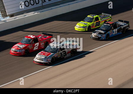 15. Oktober 2011 - Las Vegas, Nevada, USA - Ron Hornaday Jr., Fahrer der #2 Champion Chevrolet Silverado und Johnny Sauter, Fahrer der #13 SafeAuto Versicherung / LKW-Curb Records Chevrolet Silverado, gehen Kopf an Kopf während der spannende Renn-Action bei der NASCAR Camping World Truck Series Smiths 350 auf dem Las Vegas Motor Speedway in Las Vegas, Nevada. (Kredit-Bild: © Matt Gdo Stockfoto