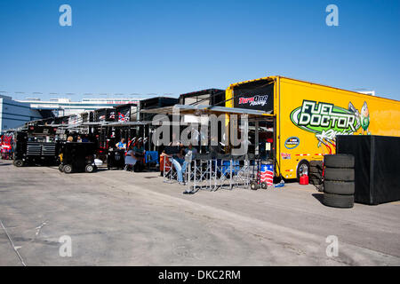 15. Oktober 2011 - Las Vegas, Nevada, USA - der Transport-LKW rund um die Gruben vor Beginn der NASCAR Camping World Truck Series Smiths 350 auf dem Las Vegas Motor Speedway in Las Vegas, Nevada. (Kredit-Bild: © Matt Gdowski/Southcreek/ZUMAPRESS.com) Stockfoto