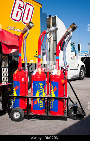 15. Oktober 2011 - Las Vegas, Nevada, USA - Sunoco-Gas-Dosen in den Gruben vor Beginn der NASCAR Camping World Truck Series Smiths 350 auf dem Las Vegas Motor Speedway in Las Vegas, Nevada. (Kredit-Bild: © Matt Gdowski/Southcreek/ZUMAPRESS.com) Stockfoto