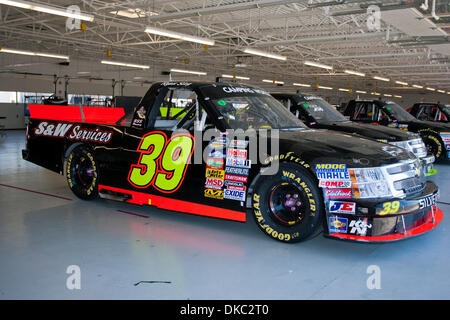 15. Oktober 2011 - Las Vegas, Nevada, USA - The #39 S & W Dienstleistungen Chevrolet Silverado in den Gruben vor Beginn der NASCAR Camping World Truck Series Smiths 350 auf dem Las Vegas Motor Speedway in Las Vegas, Nevada. (Kredit-Bild: © Matt Gdowski/Southcreek/ZUMAPRESS.com) Stockfoto