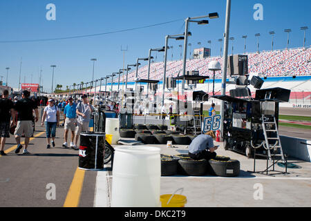 15. Oktober 2011 - Las Vegas, Nevada, USA - ein langer Blick auf Grube Straße vor Beginn der NASCAR Camping World Truck Series Smiths 350 auf dem Las Vegas Motor Speedway in Las Vegas, Nevada. (Kredit-Bild: © Matt Gdowski/Southcreek/ZUMAPRESS.com) Stockfoto