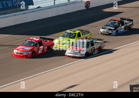 15. Oktober 2011 - Las Vegas, Nevada, USA - Ron Hornaday Jr., Fahrer der # 2 Champion Chevrolet Silverado, führt die Packung aus Turn 1 während der spannenden Truck racing-Action bei der NASCAR Camping World Truck Series Smiths 350 auf dem Las Vegas Motor Speedway in Las Vegas, Nevada. (Kredit-Bild: © Matt Gdowski/Southcreek/ZUMAPRESS.com) Stockfoto