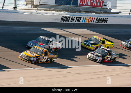 15. Oktober 2011 - Las Vegas, Nevada, USA - Jason White, Fahrer der #23 GunBroker.com Chevrolet Silverado, führt die Packung vorbei die Garage Neon-Schild außerhalb der Kurve 1 während der spannenden Truckracing-Aktion bei der NASCAR Camping World Truck Series Smiths 350 auf dem Las Vegas Motor Speedway in Las Vegas, Nevada. (Kredit-Bild: © Matt Gdowski/Southcreek/ZUMAPRESS.com) Stockfoto