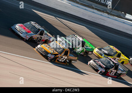 15. Oktober 2011 - Las Vegas, Nevada, USA - Johnny Sauter, Treiber von der #13 SafeAuto Versicherung / Curb Records Chevrolet Silverado, versucht, weiter für die Führung während der spannenden Truck racing-Action bei der NASCAR Camping World Truck Series Smiths 350 auf dem Las Vegas Motor Speedway in Las Vegas, Nevada zu ziehen. (Kredit-Bild: © Matt Gdowski/Southcreek/ZUMAPRESS.com) Stockfoto