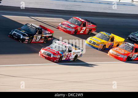 15. Oktober 2011 - Las Vegas, Nevada, USA - nach einem späten Rennen Achtung neu starten, Brendan Gaughan, Fahrer von #62 Big O Tires / South Point Hotel & Casino Toyota Tundra, versucht, Weg von dem Satz während der spannenden Truckracing-Aktion bei der NASCAR Camping World Truck Series Smiths 350 auf dem Las Vegas Motor Speedway in Las Vegas, Nevada zu ziehen. (Kredit-Bild: © Matt Gdowski/Southcreek / Stockfoto