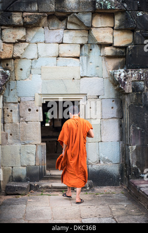 Der Mönch Fuß in das Tor Baphuon, Siem Reap, Kambodscha Stockfoto