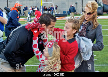 15. Oktober 2011 - Champaign, Illinois, USA - Ohio State Buckeyes Cheftrainer Luke Fickell von seiner Familie nach dem Spiel zwischen Ohio State und Illinois im Memorial Stadium, Champaign, Illinois beglückwünscht wird.  Ohio State besiegt Illinois 17-7. (Kredit-Bild: © Scott Stuart/Southcreek/ZUMAPRESS.com) Stockfoto