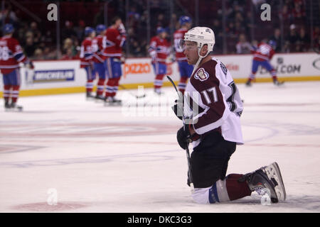 15. Oktober 2011 - Montreal, Quebec, Kanada - Colorado Avalanche weiterleiten Chuck Kobasew (17) erstreckt sich beim Aufwärmen vor den Montréal Canadiens Spiel gegen die Colorado Avalanche im Centre Bell. (Kredit-Bild: © Phillippe Champoux/Southcreek/ZUMAPRESS.com) Stockfoto