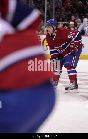 15. Oktober 2011 wartet ein Face-off im ersten Zeitraum Aktion bei den Montréal Canadiens Spiel gegen die Colorado Avalanche im Centre Bell - Montreal, Quebec, Kanada - Montreal Canadiens Defenceman Yannick Weber (68). Nach einer Periode sind Montreal und Colorado 1-1 gebunden. (Kredit-Bild: © Phillippe Champoux/Southcreek/ZUMAPRESS.com) Stockfoto