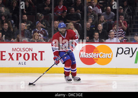 15. Oktober 2011 - Montreal, Quebec, Kanada - Montreal Canadiens Defenceman p.k. Subban (76) macht einen Pass in die zweite Periode Aktion bei den Montréal Canadiens Spiel gegen die Colorado Avalanche im Centre Bell. Nach zwei Perioden führt Colorado 4-3. (Kredit-Bild: © Phillippe Champoux/Southcreek/ZUMAPRESS.com) Stockfoto