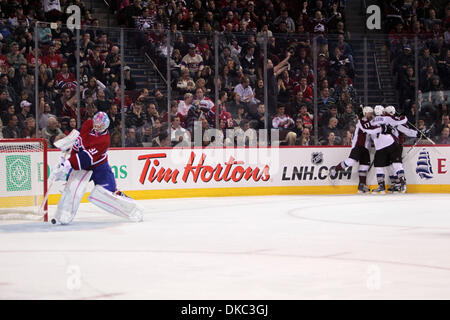 15. Oktober 2011 reagiert - Montreal, Quebec, Kanada - Montreal Canadiens Goalie Carey Price (31) zu einem Colorado-Ziel im zweiten Zeitraum Aktion bei den Montréal Canadiens Spiel gegen die Colorado Avalanche im Centre Bell. Nach zwei Perioden führt Colorado 4-3. (Kredit-Bild: © Phillippe Champoux/Southcreek/ZUMAPRESS.com) Stockfoto