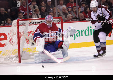 15. Oktober 2011 - Montreal, Quebec, Kanada - Montreal Canadiens Goalie Carey Price (31) blockt den Schuß ab in die zweite Periode Aktion bei den Montréal Canadiens Spiel gegen die Colorado Avalanche im Centre Bell. Nach zwei Perioden führt Colorado 4-3. (Kredit-Bild: © Phillippe Champoux/Southcreek/ZUMAPRESS.com) Stockfoto