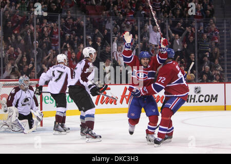 15. Oktober 2011 - Montreal, Quebec, Kanada - Montreal Canadiens vorwärts Brian Gionta (21) feiert sein Tor mit Montreal Canadiens vorwärts Erik Cole(72) im dritten Periode Aktion bei den Montréal Canadiens Spiel gegen die Colorado Avalanche im Centre Bell. Colorado gewann 6-5 in Schießerei. (Kredit-Bild: © Phillippe Champoux/Southcreek/ZUMAPRESS.com) Stockfoto