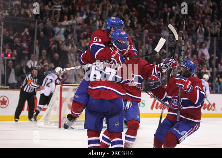 15. Oktober 2011 - Montreal, Quebec, Kanada - Montreal Canadiens vorwärts David Desharnais (51) feiert sein Tor mit Montreal Canadiens vorwärts Max Pacioretty (67) und Montréal Canadiens Defenceman p.k. Subban (76) im dritten Periode Aktion bei den Montréal Canadiens Spiel gegen die Colorado Avalanche im Centre Bell. Colorado gewann 6-5 in Schießerei. (Kredit-Bild: © Phillippe Champo Stockfoto
