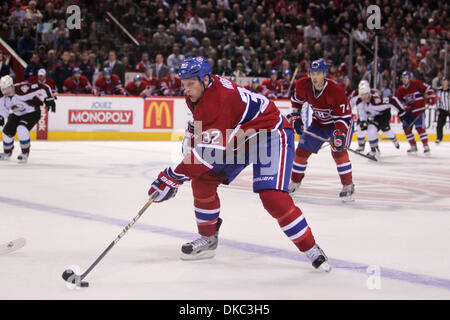 15. Oktober 2011 - Montreal, Quebec, Kanada - Montreal Canadiens vorwärts Travis Moen (32) trägt den Puck in der offensive Zone im dritten Periode Aktion bei den Montréal Canadiens Spiel gegen die Colorado Avalanche im Centre Bell. Colorado gewann 6-5 in Schießerei. (Kredit-Bild: © Phillippe Champoux/Southcreek/ZUMAPRESS.com) Stockfoto