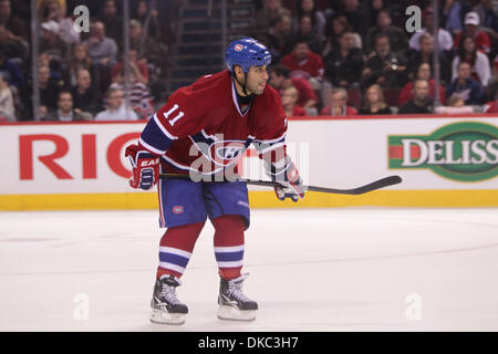 15. Oktober 2011 weiter - Montreal, Quebec, Kanada - Montreal Canadiens Scott Gomez (11) Wais für ein Face-off im dritten Periode Aktion bei den Montréal Canadiens Spiel gegen die Colorado Avalanche im Centre Bell. Colorado gewann 6-5 in Schießerei. (Kredit-Bild: © Phillippe Champoux/Southcreek/ZUMAPRESS.com) Stockfoto
